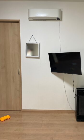 Eono-wall mounted TV-downward
