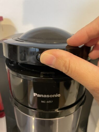 coffee maker panasonic NCA57-open the bean container lid